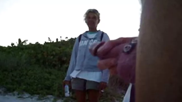 Marito si diverte video hard culi con l'amante mentre la moglie è al lavoro