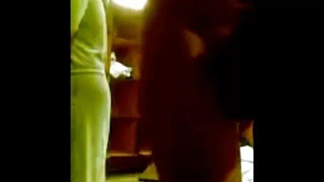 Pulcino si video hard per adulti masturba in bagno su spycam