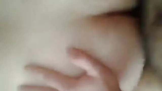 Antonia Sainz fa video hard per adulti pipì e si masturba con un giocattolo in VR