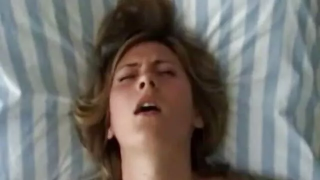 Coppia scopa sulla eva henger video porn riva del fiume di Mosca, e un amico li spara al telefono