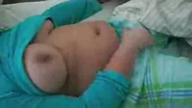 Ragazza si rade e scoregge in bagno, mentre l'amico si mature xxx hard toglie
