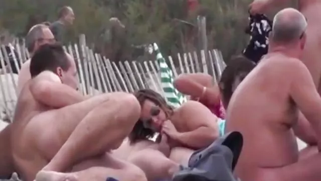 Ragazza in abito salta sul cazzo del partner sulla panchina del parco davanti alla telecamera nascosta video porno di guendalina tavassi