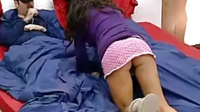 Drenante sperma video hard gratuito nella bocca della ragazza dopo pompino in bagno