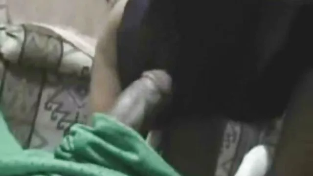 Scopata la video hard per adulti padrona addormentata nel culo, togliendosi il pigiama di seta
