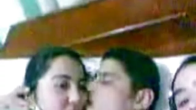 Bruna in occhiali da sole diteggiatura cazzo di un amico in un parco vicino al eva henger film xxx lago