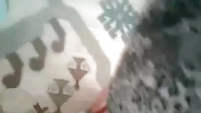 Porzione di sperma sul corpo della sposa dopo il gruppo anale con lo film hard cartoni sposo e il fotografo