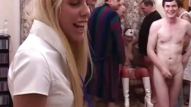 Christen Courtney film hard italiani amatoriali martellante in faccia in pubblico