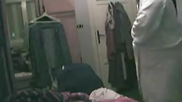 Bionda con grande culo scopa le dita anale e la figa allo film hard pornografici stesso tempo